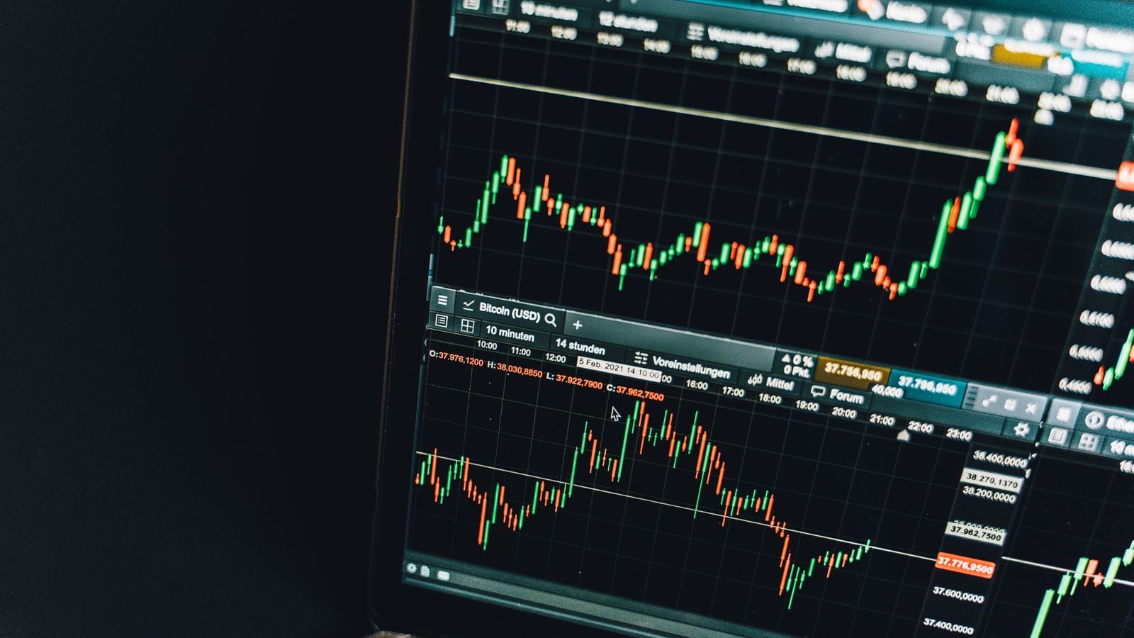 ETF vs mutual fund comparison - real-time exchange trading chart representing ETF pricing